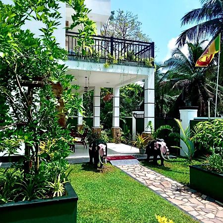 Sri White Villa Airport Boutique Hotel Katunayaka Exterior foto