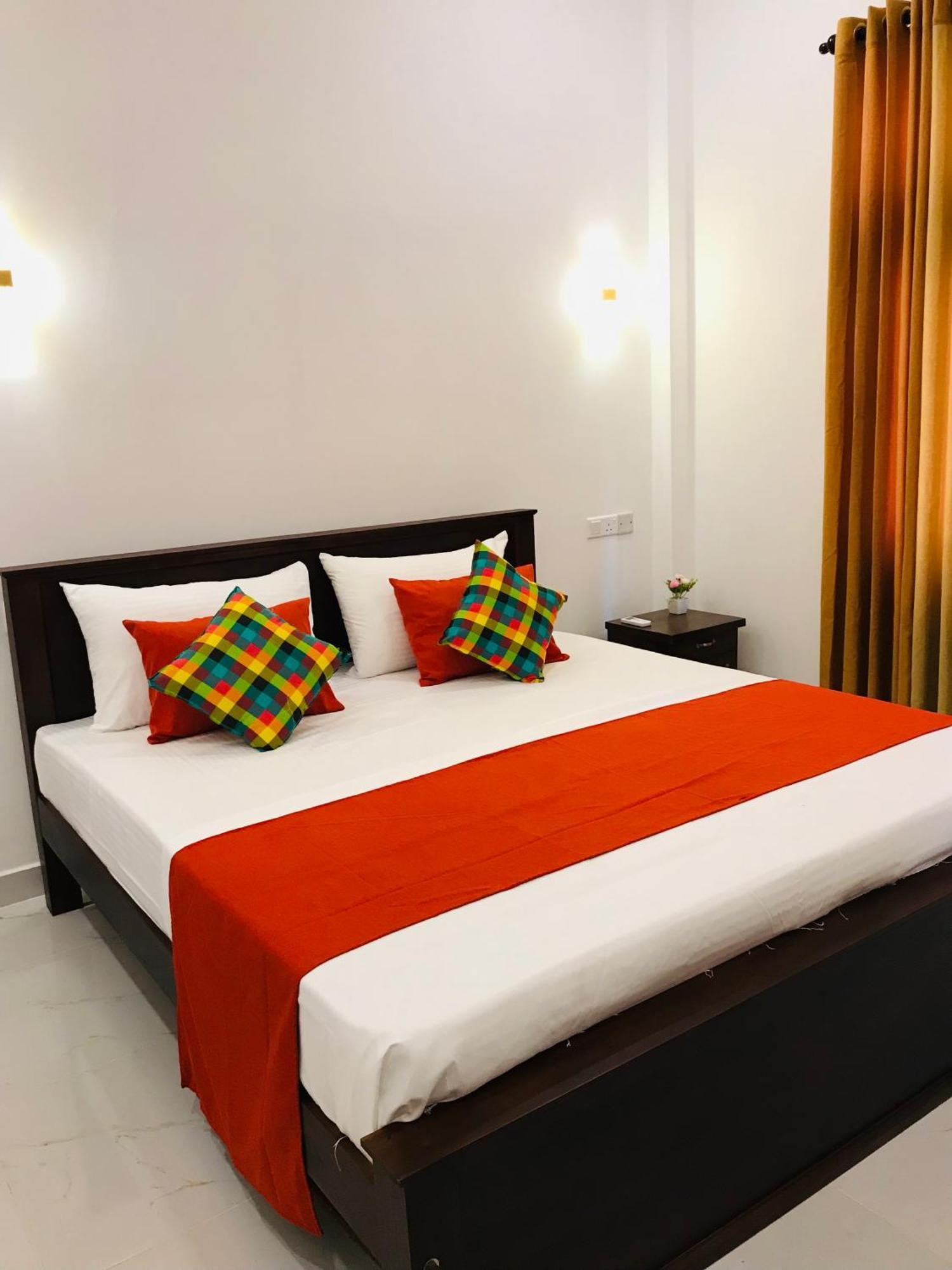 Sri White Villa Airport Boutique Hotel Katunayaka Exterior foto